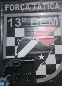 Polícia Militar prende homem por porte de arma de fogo e drogas em Paranaíba
