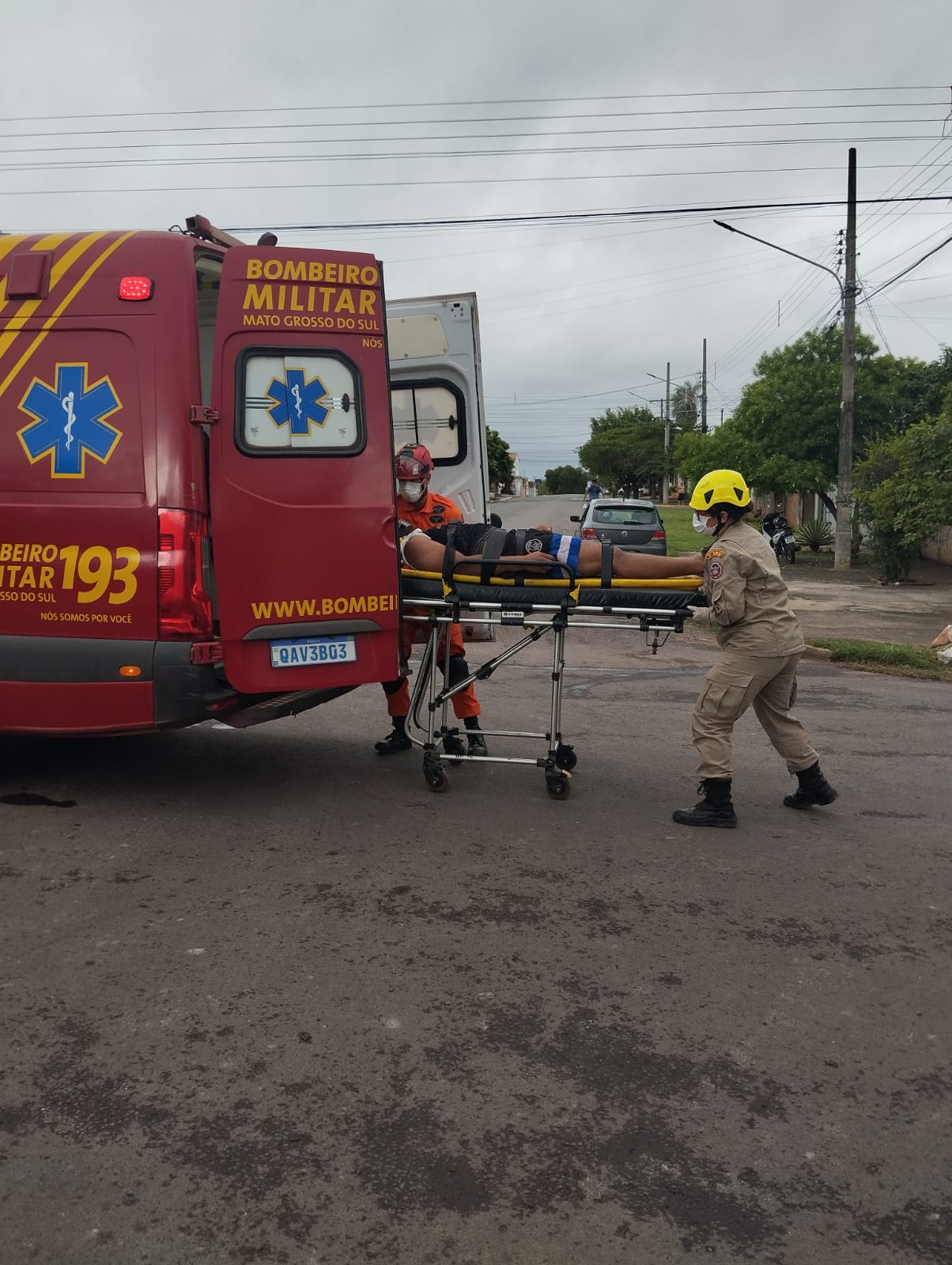 Motociclista fica ferido após colisão com caminhão em Corumbá e é levado ao hospital