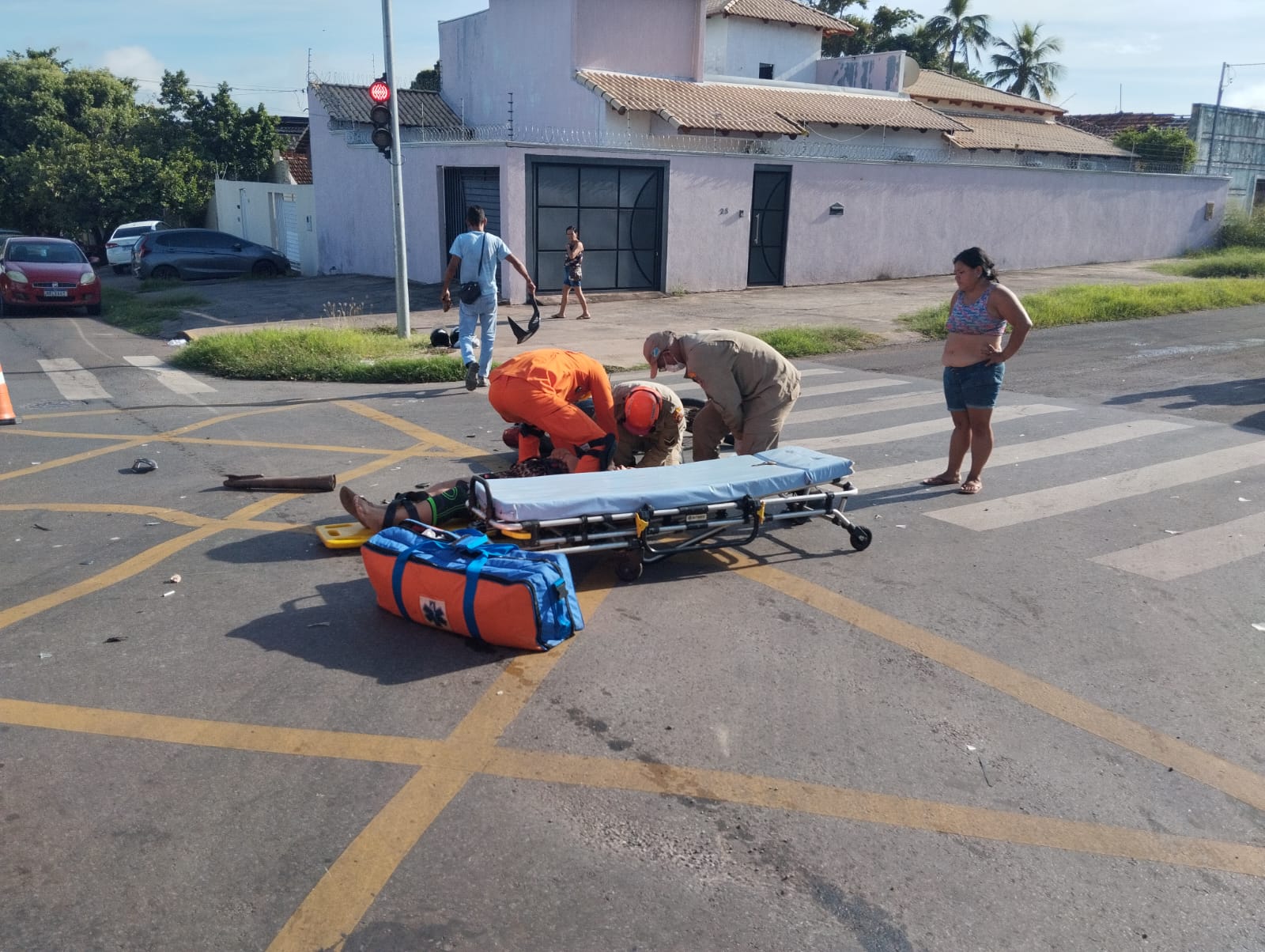 BOMBEIROS: Acidente entre moto e outro veículo deixa dois feridos na Rua Colombo