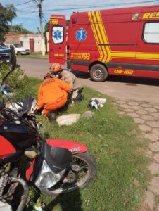 Acidente entre carro e moto deixa jovem ferido no bairro Cristo, em Corumbá