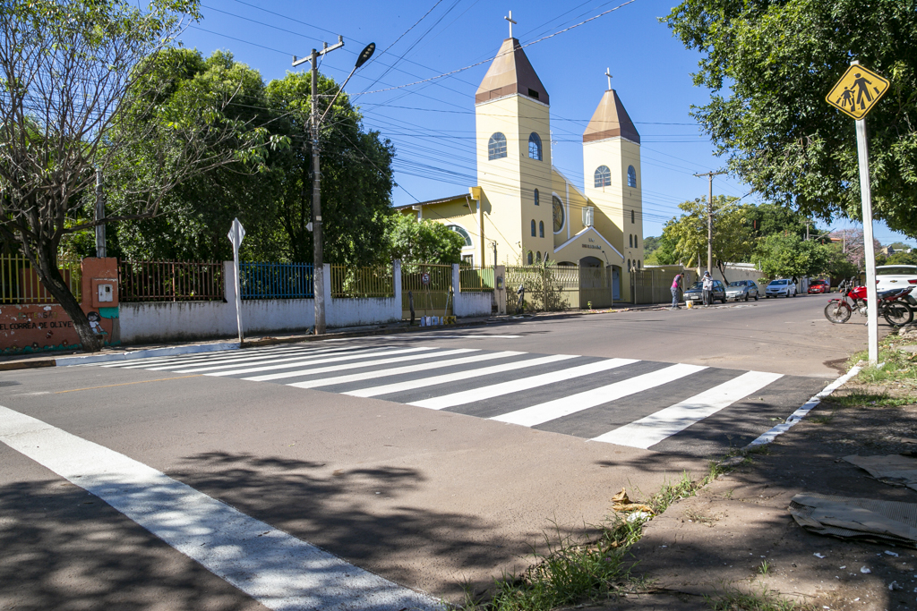AGETRAT implanta faixa de pedestres em área escolar na rua 21 de setembro
