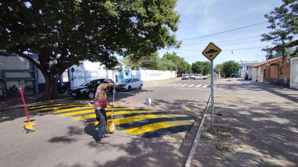 Prefeitura implanta mais de 50 placas de sinalização horizontal em vias estratégicas