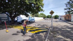 Prefeitura implanta mais de 50 placas de sinalização horizontal em vias estratégicas