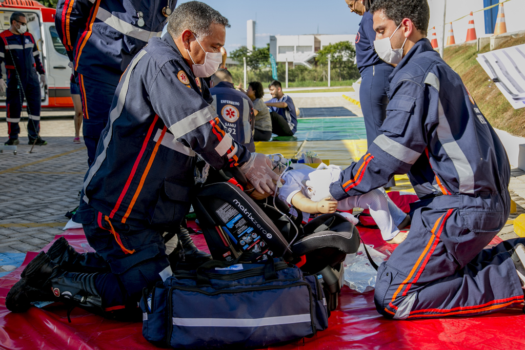 Simulação de resgate à vítimas mobiliza universitários e órgãos de emergência