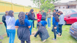 estudantes participam de palestra e plantio de mudas na Escola Maria Leite