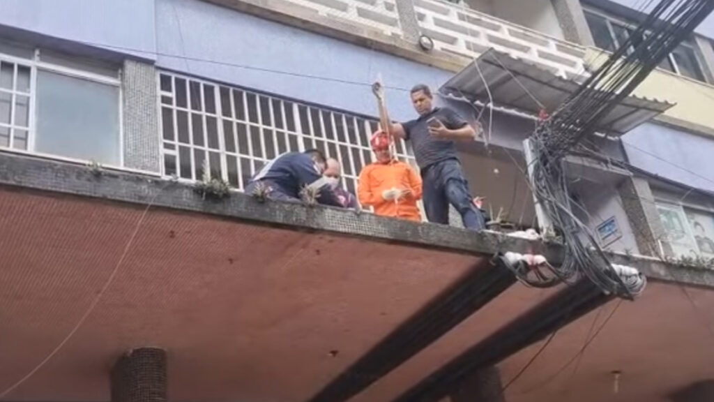 homem cai de prédio