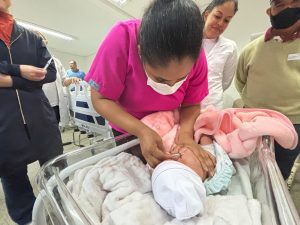 No Dia Nacional da imunização curso para aplicação da vacina BCG reforça a importância da cobertura vacinal desde as primeiras horas de vida