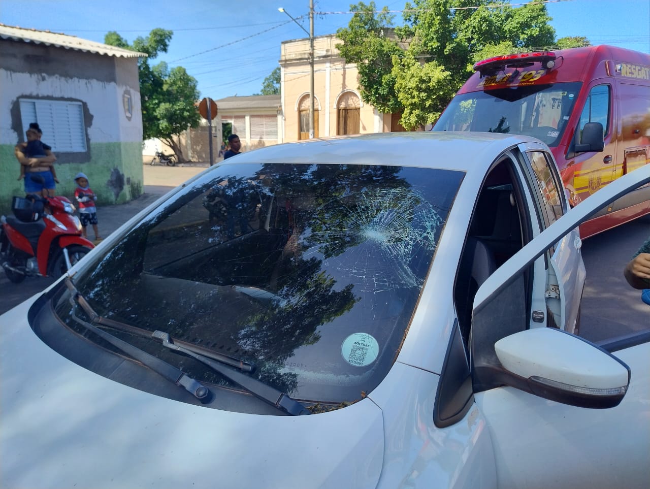 Acidente entre carro e moto deixa motociclista ferida no Centro de Ladário