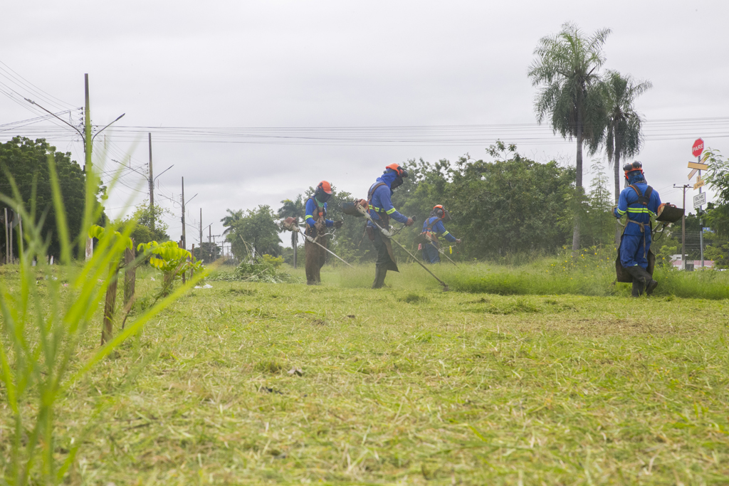 Prefeitura segue com cronograma de roçada e limpeza em diversos bairros