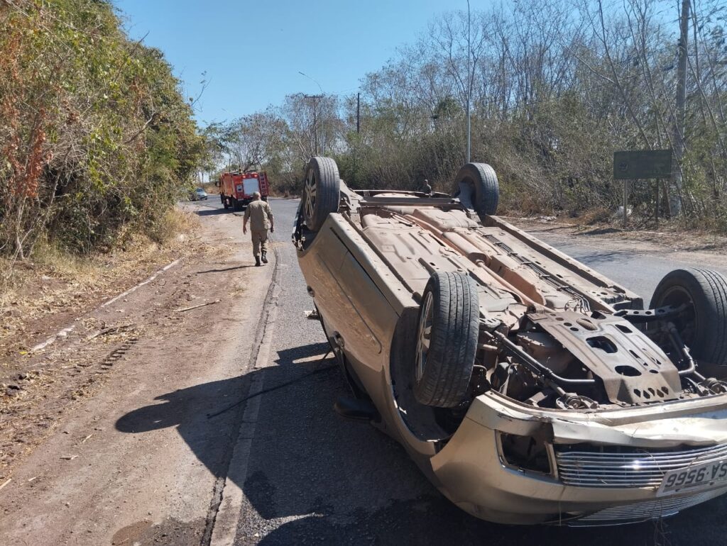 Capotamento de Carro na Rodovia Ramon Gomes