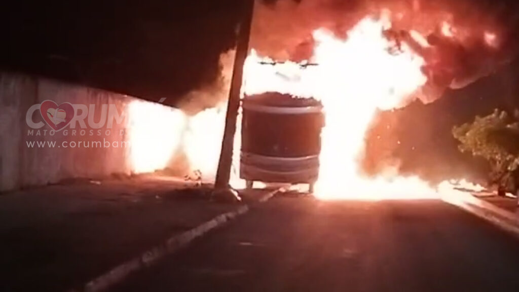 Ônibus pega fogo