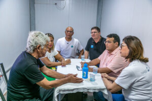 Dr. Gabriel ouve demandas de moradores do Padre Ernesto Sassida