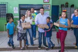 Prefeitura de Corumbá entrega kits escolares a alunos da Escola Ângela Maria Perez
