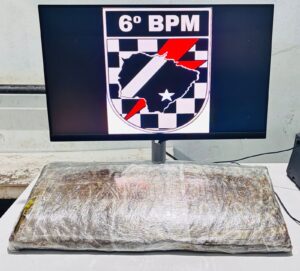 POLÍCIA MILITAR INTERCEPTA PASSAGEIRO TRANSPORTANDO DROGAS EM ÔNIBUS INTERESTADUAL NA BR-262 EM CORUMBÁ.