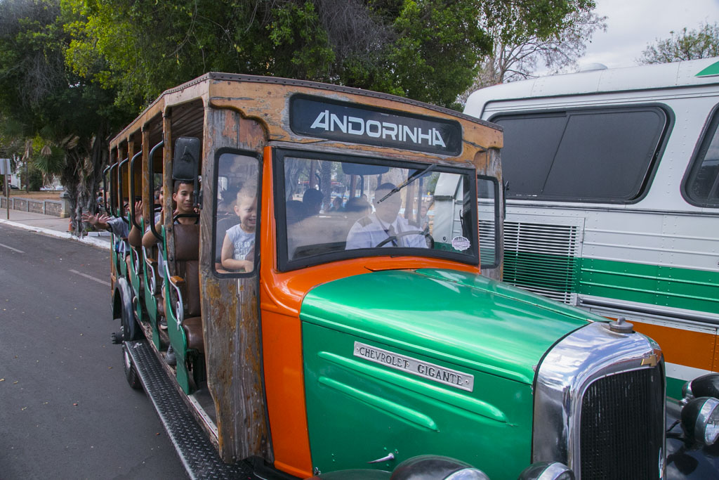 Comemorações dos 247 anos de Corumbá têm passeio infantil em ônibus que marcaram época