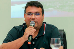 Prefeito assina decreto que encerra cinco anos de espera por promoções na carreira
