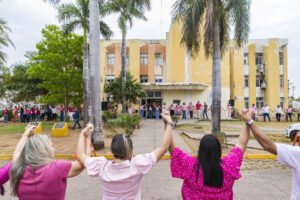 Prefeitura abre programação do Outubro Rosa com abraço simbólico ao prédio do Executivo
