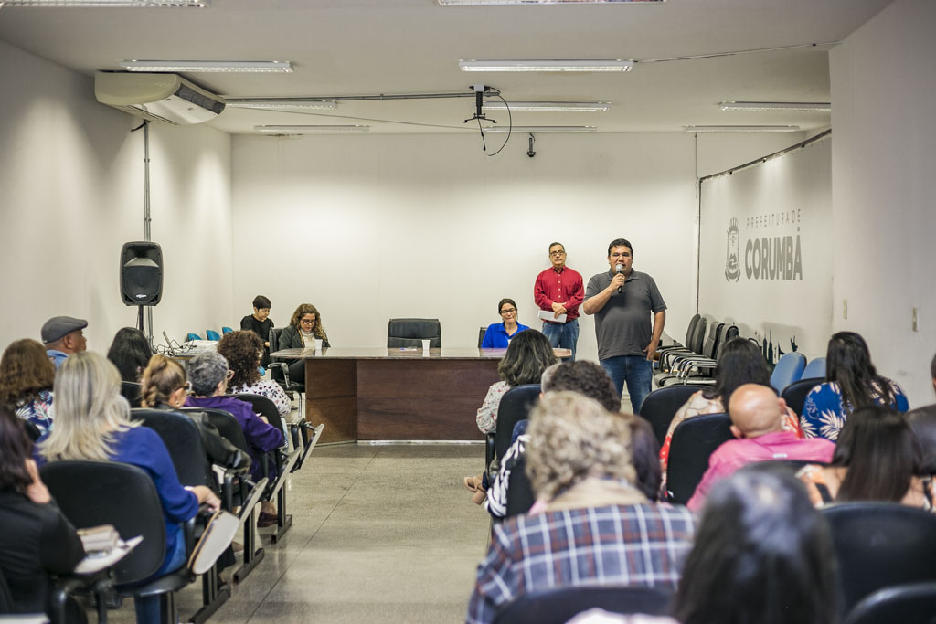 Prefeitura homenageia servidores aposentados com certificado de mérito funcional