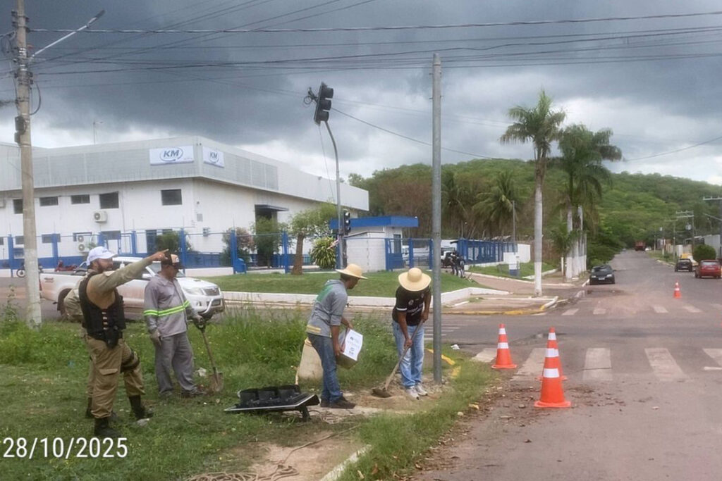 Prefeitura intensifica reparos em semáforos e sinalizações afetados pelas chuvas