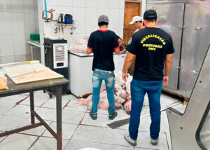 Fiscalização apreende mais de 400 kg de alimentos vencidos em supermercado de Corumbá