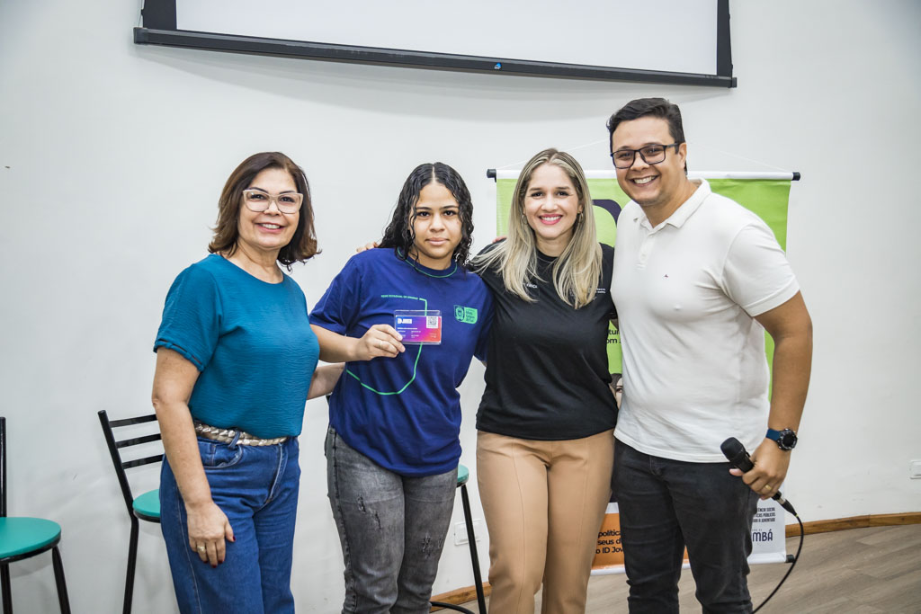 Prefeitura entrega 85 carteirinhas do ID Jovem a estudantes da escola JGP