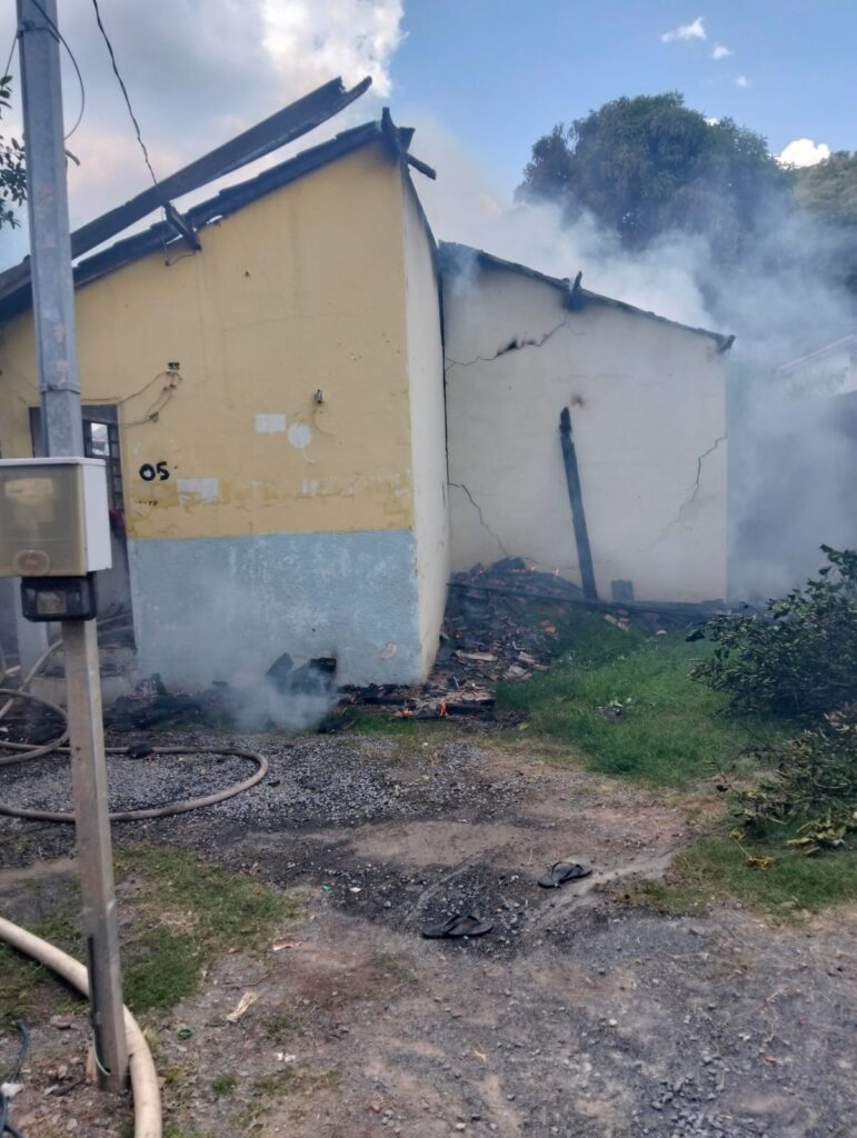 Bombeiros Militar de Corumbá Atendem 26 Ocorrências em 48 Horas, Incluindo Incêndio em Residência 2 Bombeiros Militar de Corumbá Atendem 26 Ocorrências em 48 Horas, Incluindo Incêndio em Residência