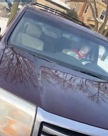 Vídeo de agente do ICE que atirou em mulher gera polêmica e questionamentos sobre manipulação 1 Vídeo de agente do ICE que atirou em mulher gera polêmica e questionamentos sobre manipulação