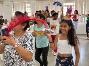 Atividade de Carnaval promove integração entre crianças e idosos em Corumbá