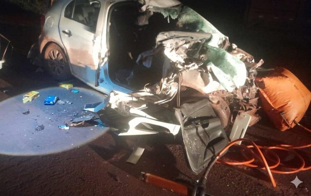 Choque Violento na BR-262: Carreta Esmaga Carro de Aplicativo e Motorista Foge do Local