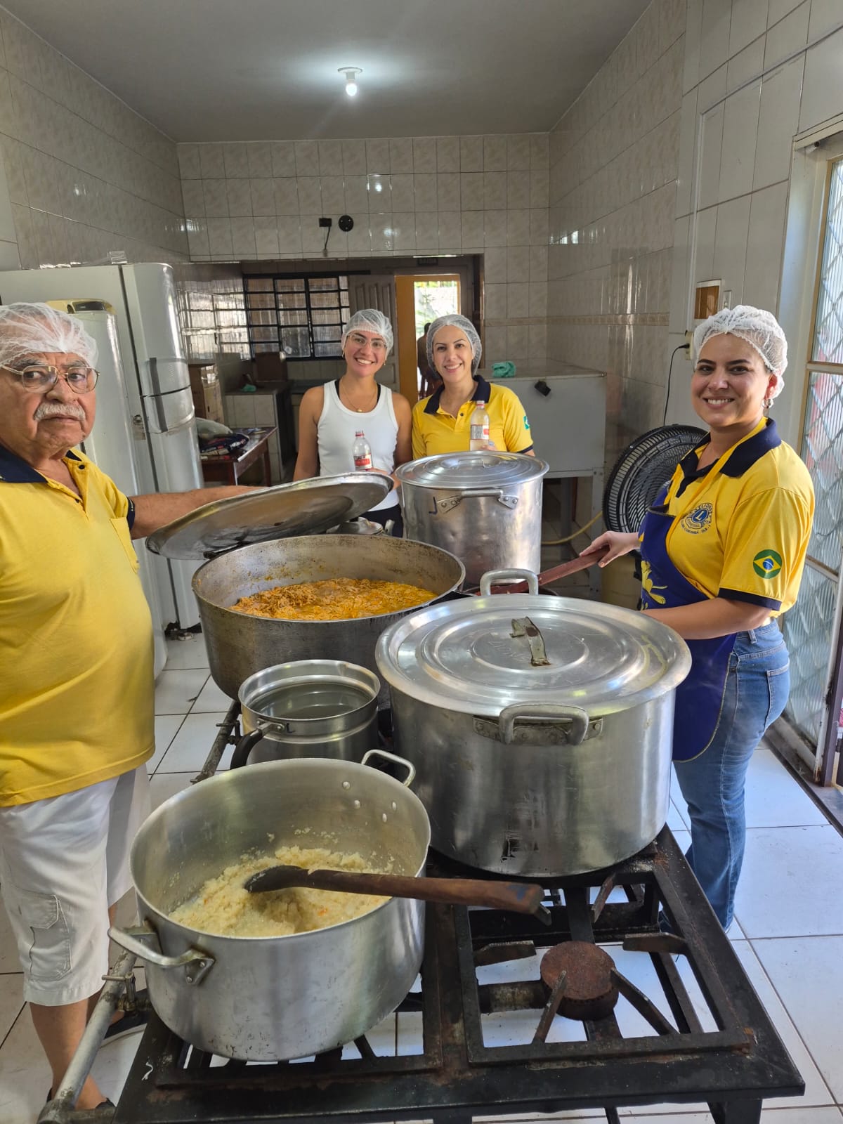AÇÃO VOLUNTÁRIA: Líder da pastoral da criança e Lions Club distribuem 200 Marmitex no bairro Jardinzinho em Corumbá 1 AÇÃO VOLUNTÁRIA: Líder da pastoral da criança e Lions Club distribuem 200 Marmitex no bairro Jardinzinho em Corumbá