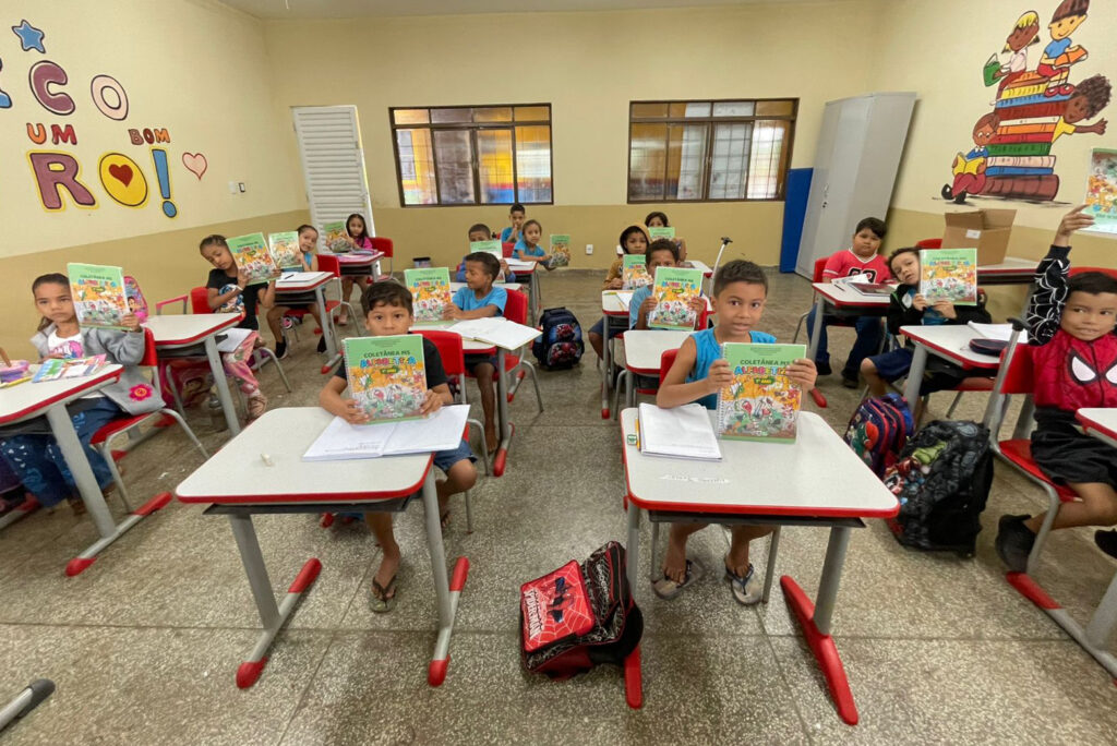 Corumbá Distribui Materiais Educativos do Programa MS Alfabetiza para Alunos do Ensino Fundamental